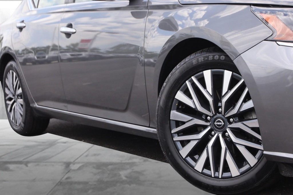 Nissan Altima Vehicle Full-screen Gallery Image 3
