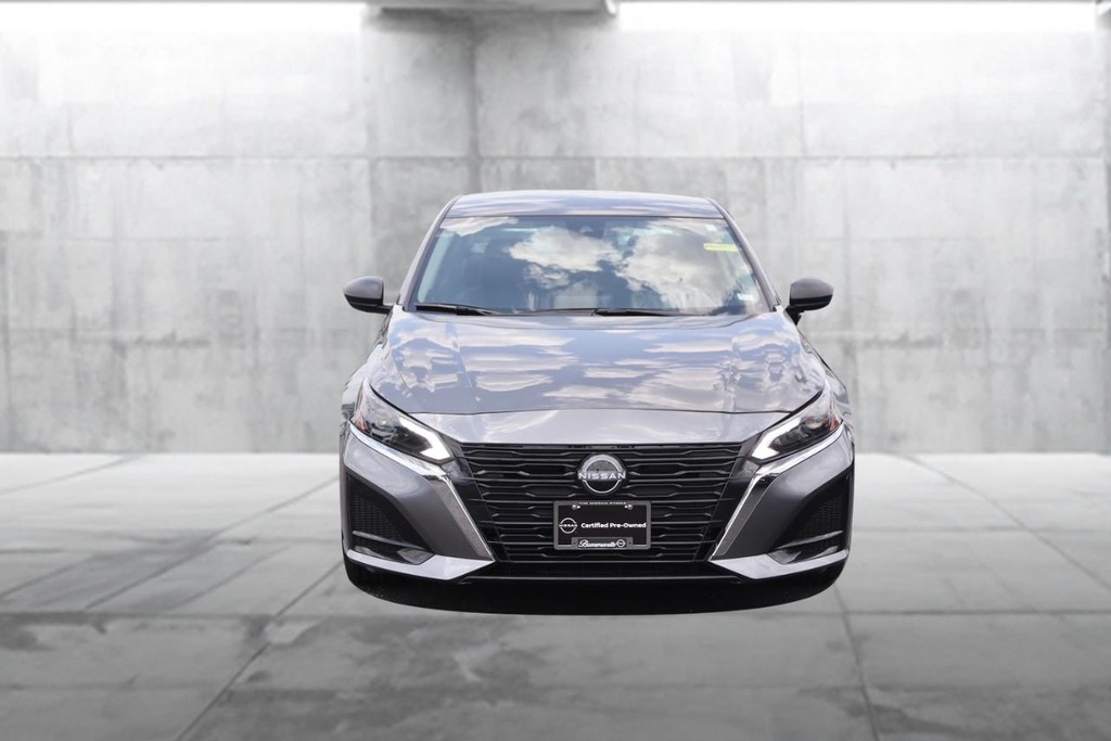 Nissan Altima Vehicle Full-screen Gallery Image 4