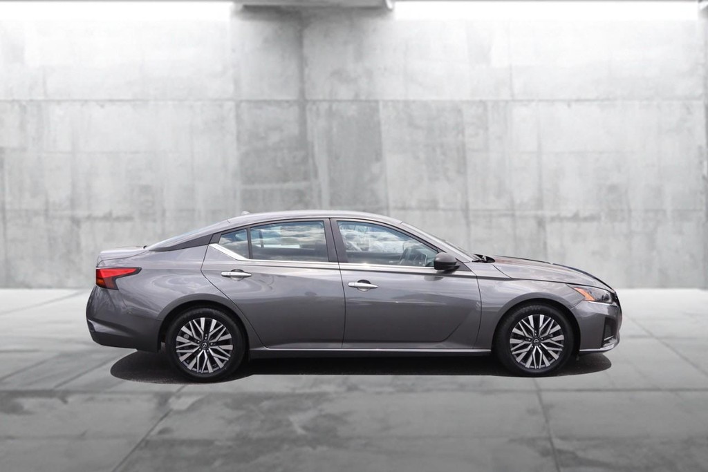 Nissan Altima Vehicle Full-screen Gallery Image 5