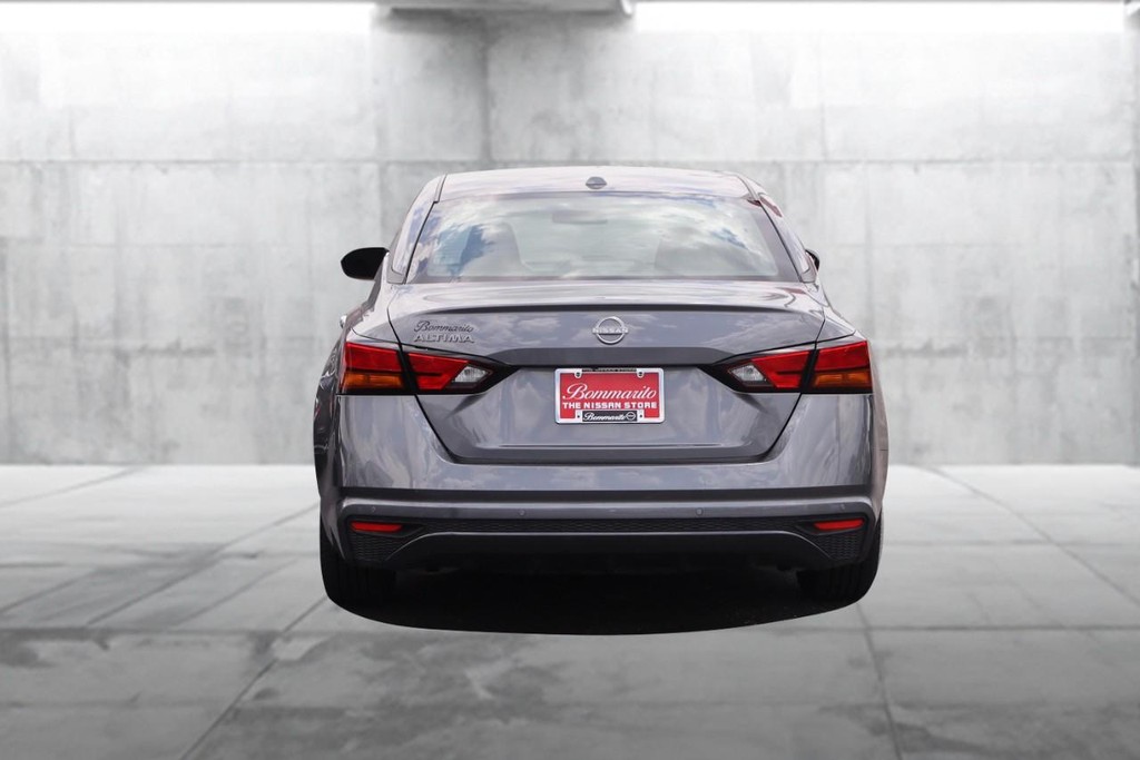 Nissan Altima Vehicle Full-screen Gallery Image 6