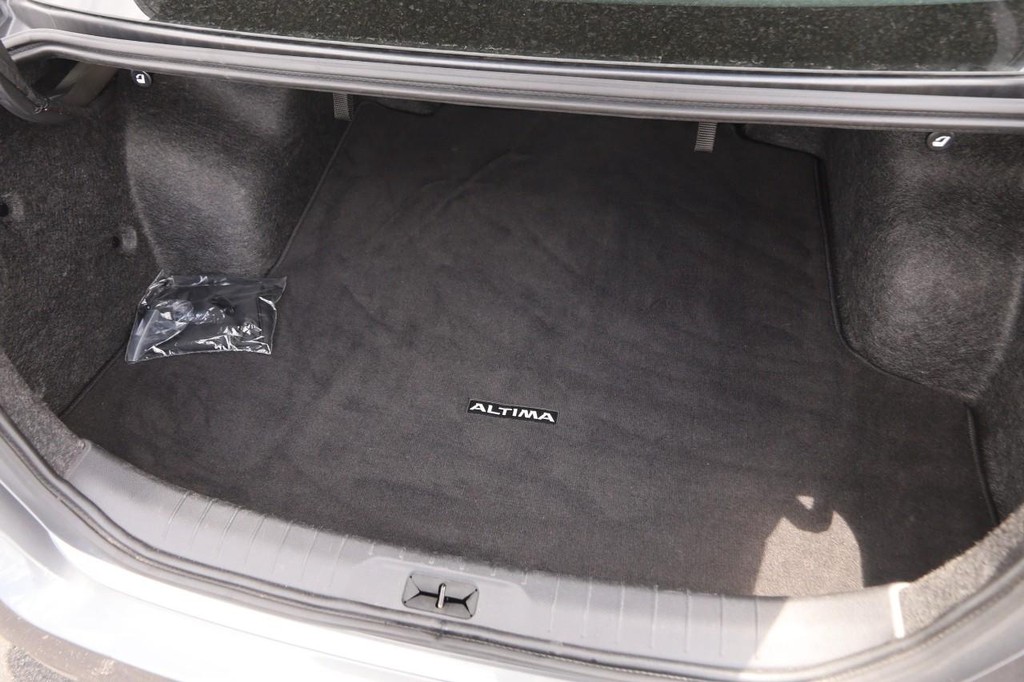Nissan Altima Vehicle Full-screen Gallery Image 7