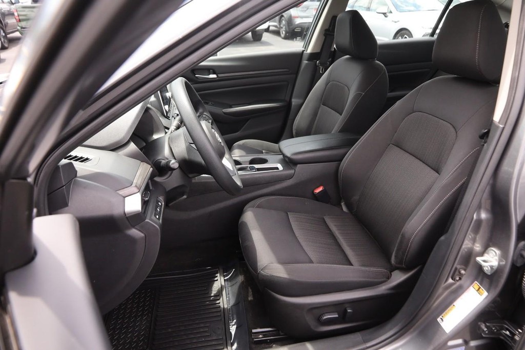 Nissan Altima Vehicle Full-screen Gallery Image 8