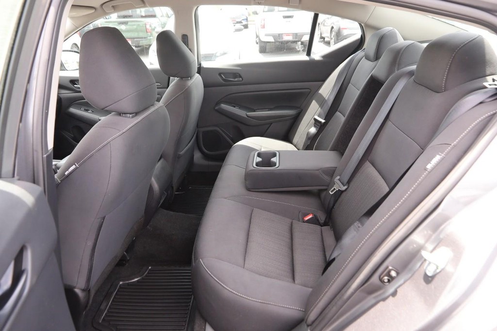 Nissan Altima Vehicle Full-screen Gallery Image 9