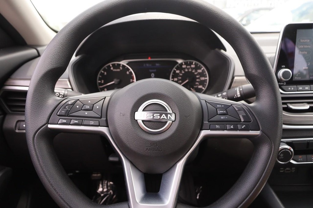 Nissan Altima Vehicle Full-screen Gallery Image 10