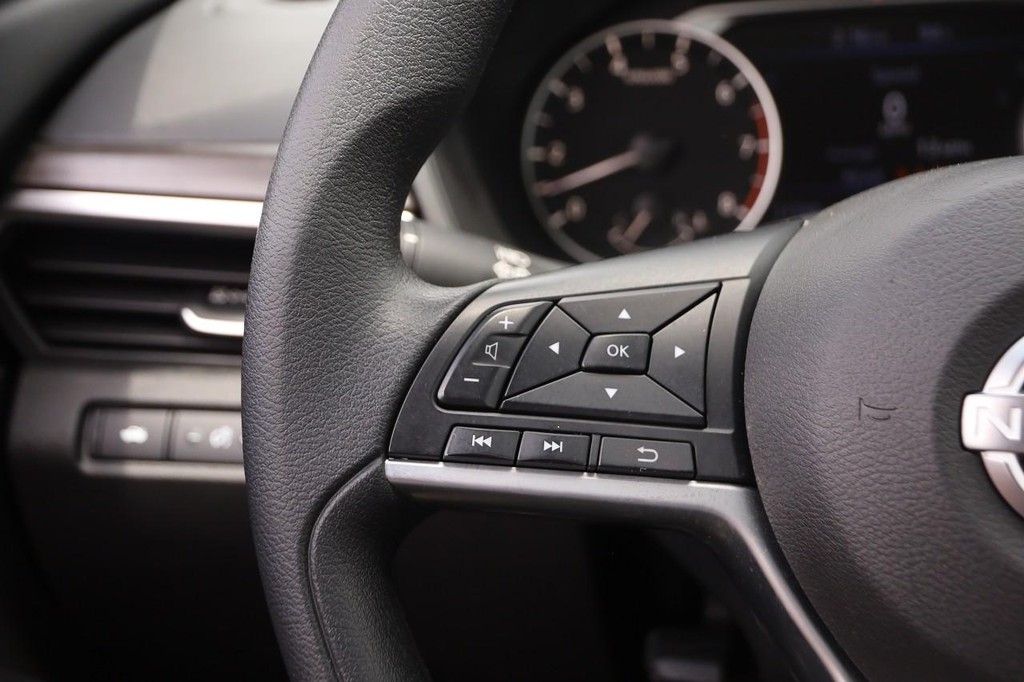 Nissan Altima Vehicle Full-screen Gallery Image 11