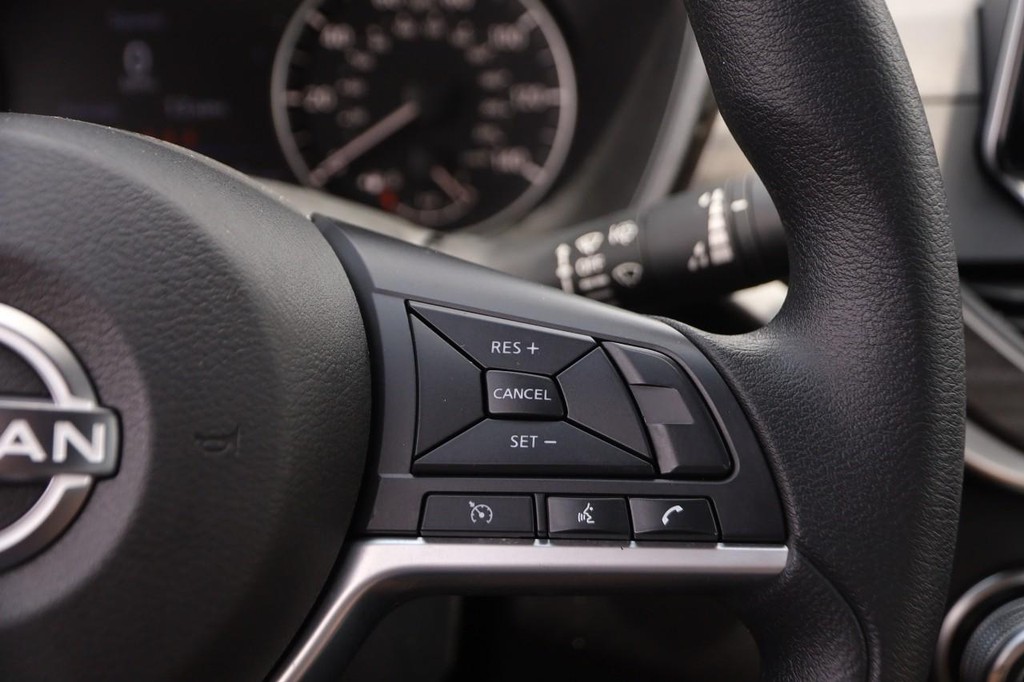 Nissan Altima Vehicle Full-screen Gallery Image 12