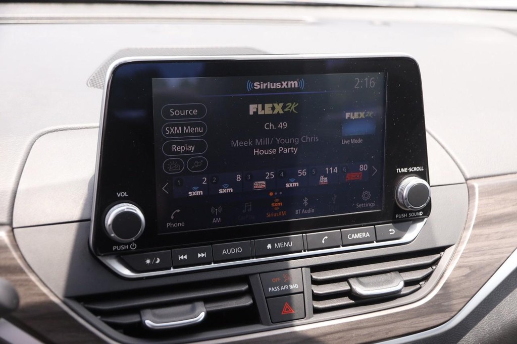 Nissan Altima Vehicle Full-screen Gallery Image 15