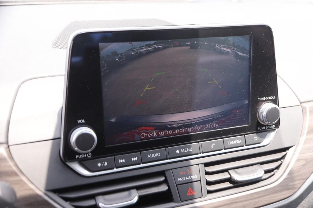 Nissan Altima Vehicle Full-screen Gallery Image 16