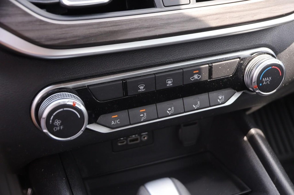 Nissan Altima Vehicle Full-screen Gallery Image 17
