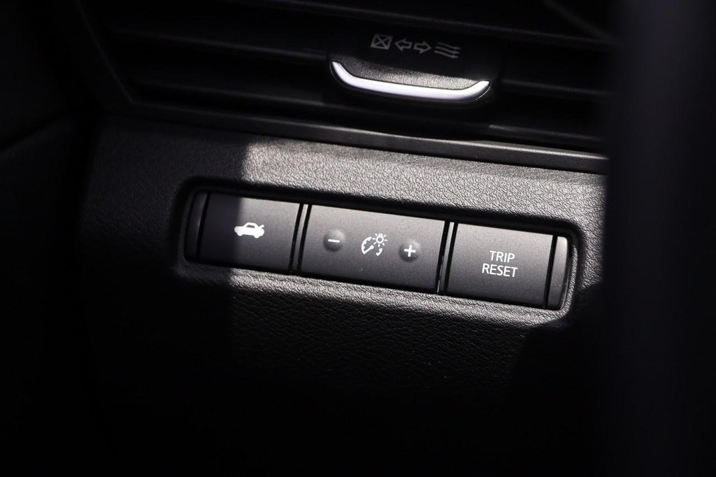 Nissan Altima Vehicle Full-screen Gallery Image 18