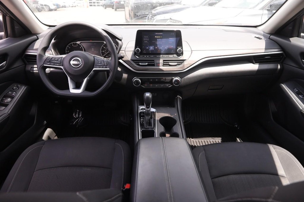 Nissan Altima Vehicle Full-screen Gallery Image 19