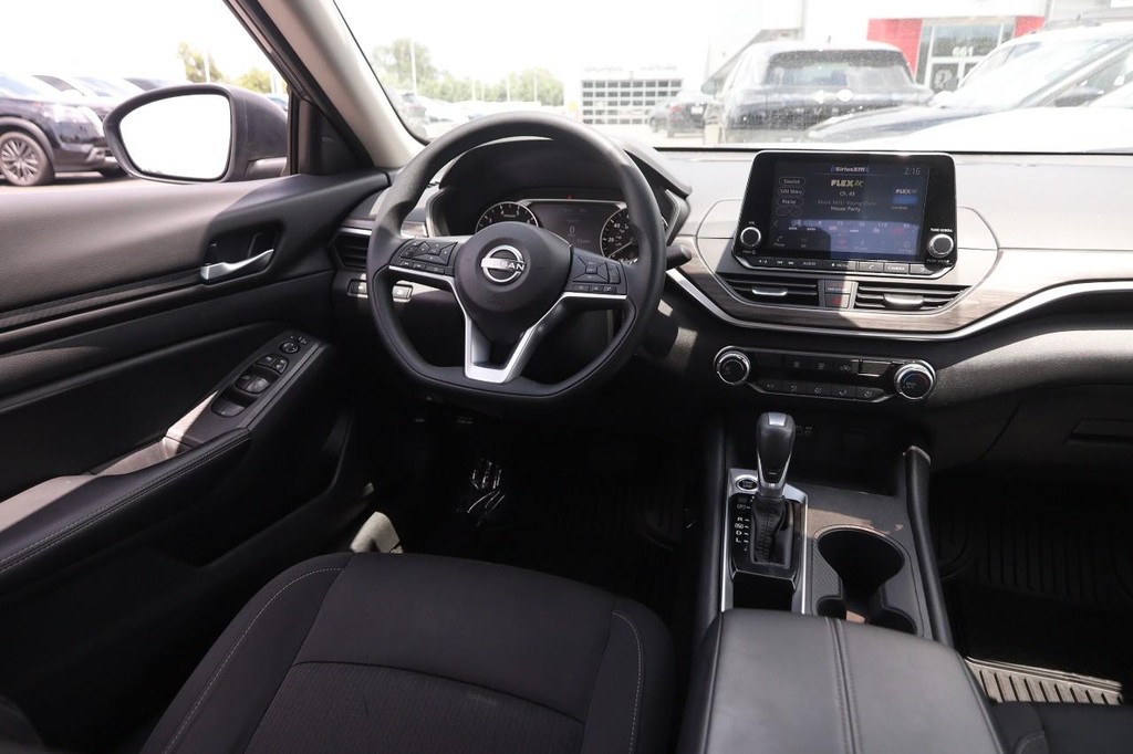 Nissan Altima Vehicle Full-screen Gallery Image 20