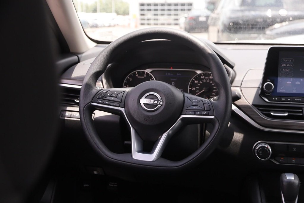 Nissan Altima Vehicle Full-screen Gallery Image 21