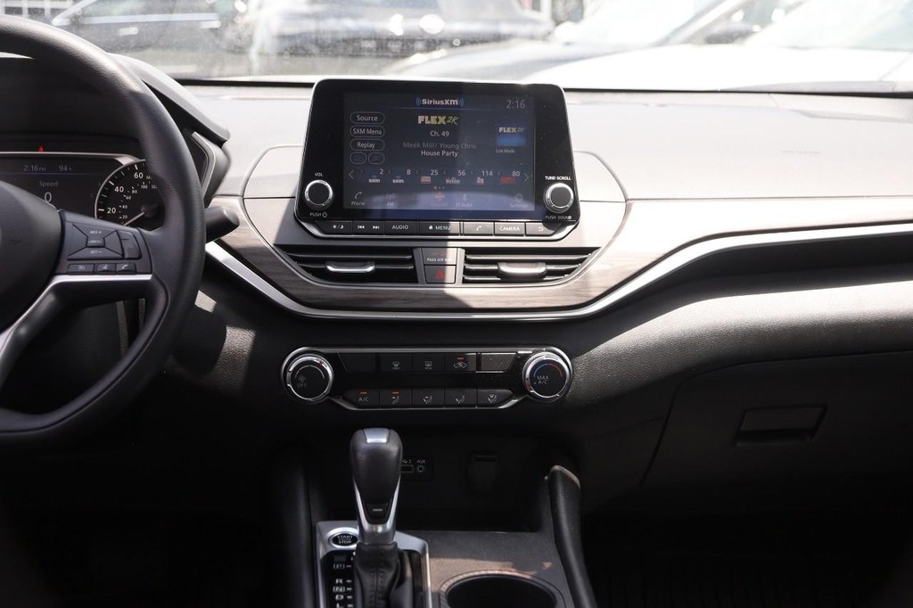 Nissan Altima Vehicle Full-screen Gallery Image 22