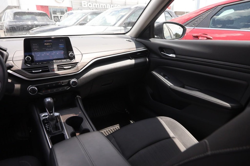Nissan Altima Vehicle Full-screen Gallery Image 23