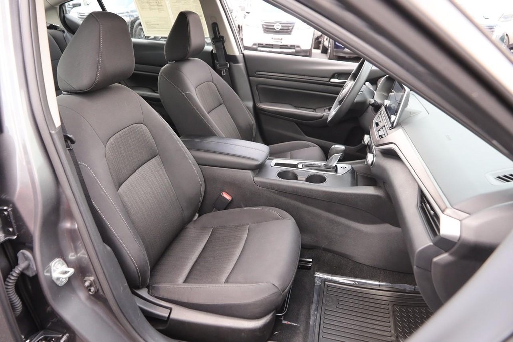 Nissan Altima Vehicle Full-screen Gallery Image 24