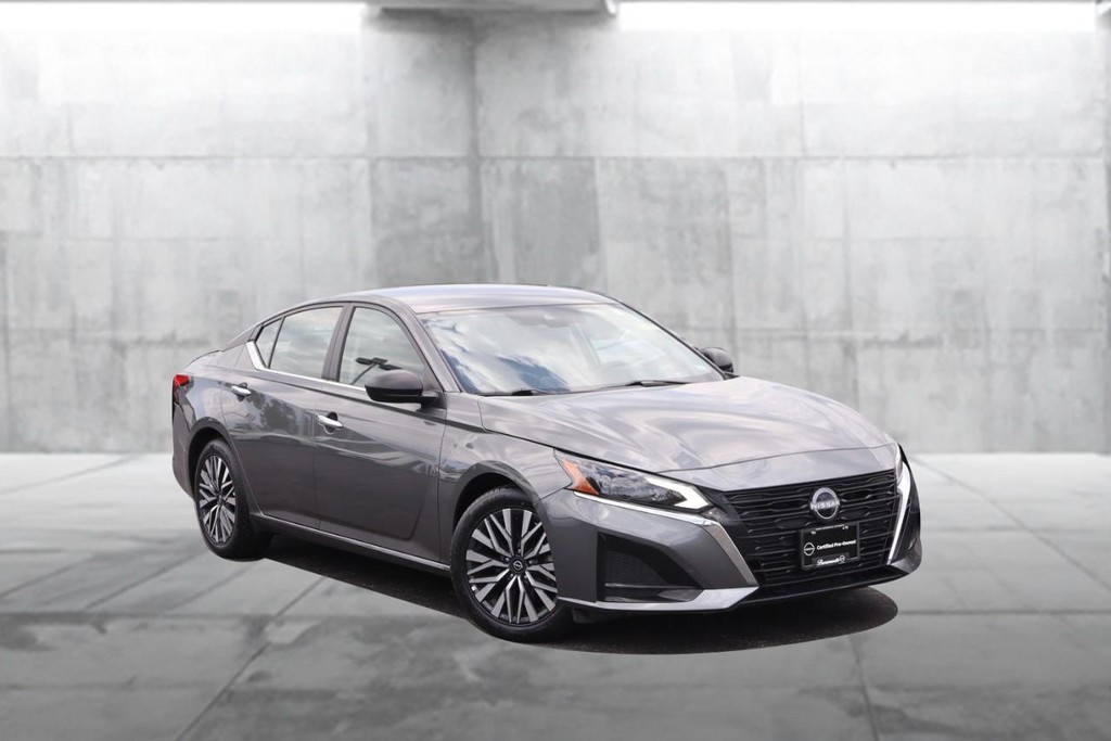 Nissan Altima Vehicle Full-screen Gallery Image 2