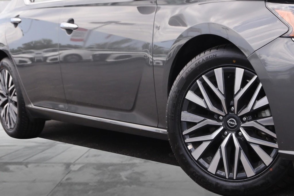 Nissan Altima Vehicle Full-screen Gallery Image 3