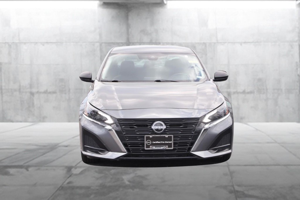 Nissan Altima Vehicle Full-screen Gallery Image 4