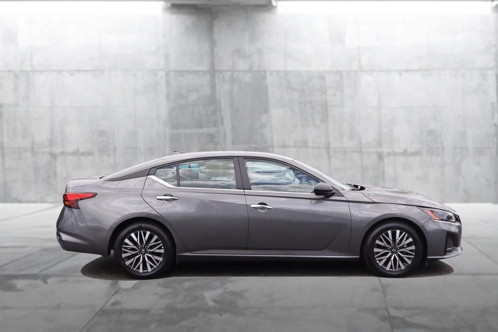 Nissan Altima Vehicle Full-screen Gallery Image 5