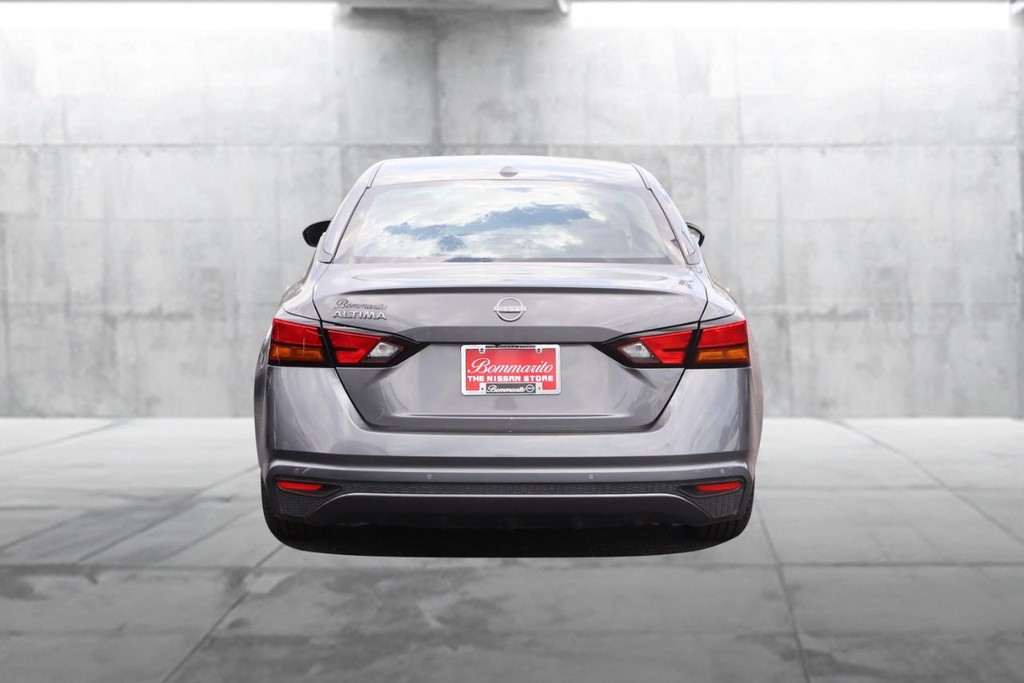 Nissan Altima Vehicle Full-screen Gallery Image 6