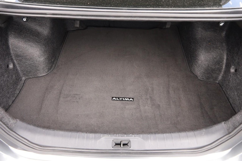 Nissan Altima Vehicle Full-screen Gallery Image 7