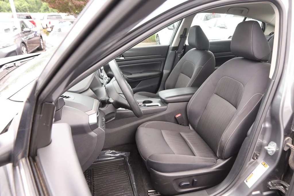 Nissan Altima Vehicle Full-screen Gallery Image 8