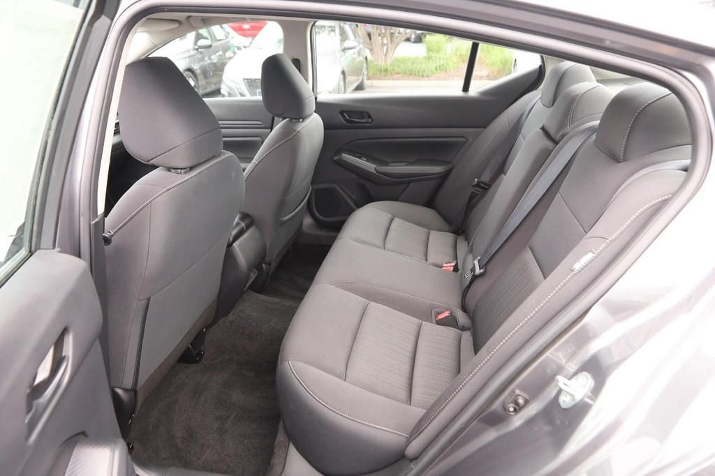 Nissan Altima Vehicle Full-screen Gallery Image 9
