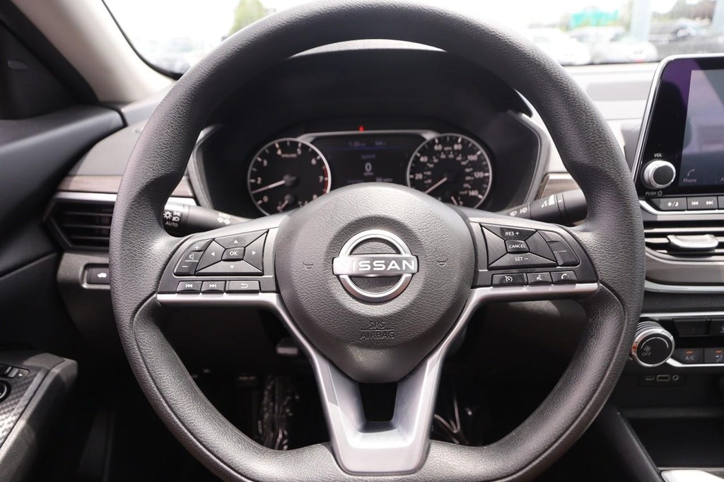 Nissan Altima Vehicle Full-screen Gallery Image 10