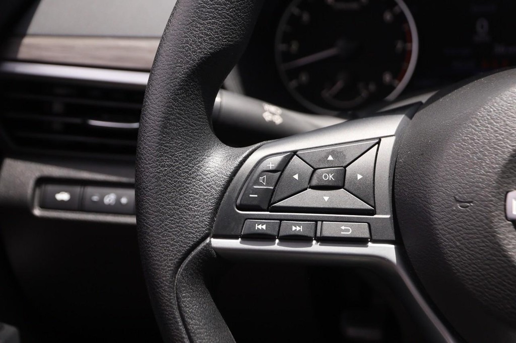 Nissan Altima Vehicle Full-screen Gallery Image 11