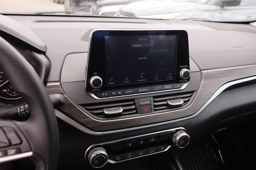 Nissan Altima Vehicle Full-screen Gallery Image 14