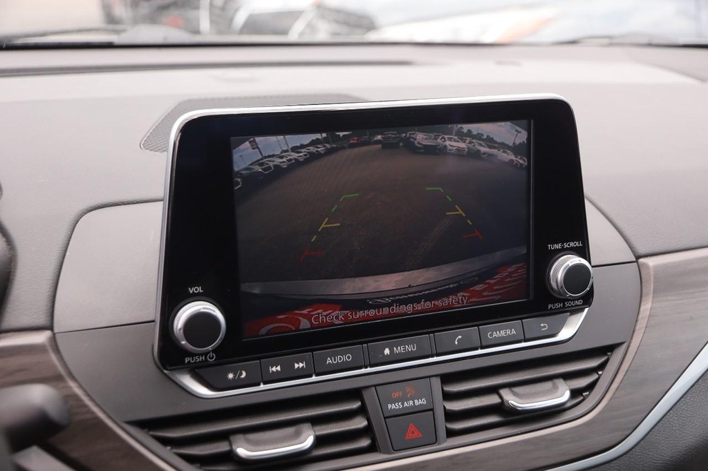 Nissan Altima Vehicle Full-screen Gallery Image 15