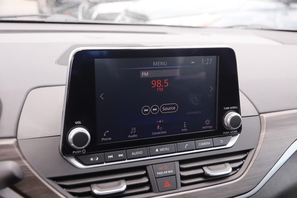 Nissan Altima Vehicle Full-screen Gallery Image 16
