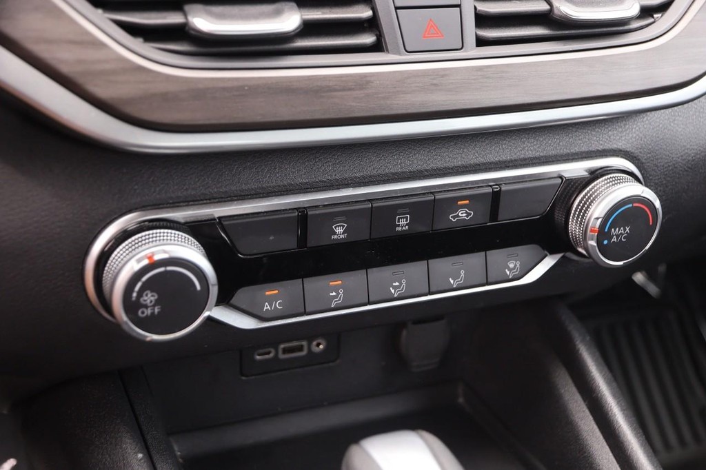 Nissan Altima Vehicle Full-screen Gallery Image 17