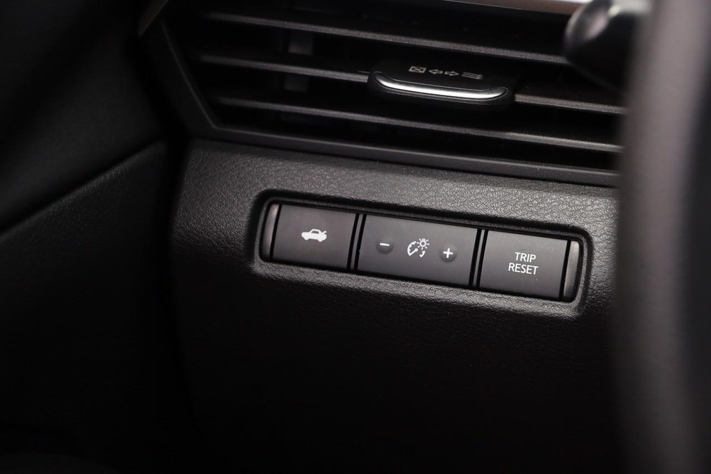 Nissan Altima Vehicle Full-screen Gallery Image 19
