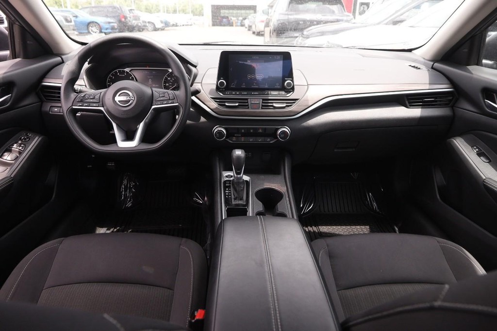 Nissan Altima Vehicle Full-screen Gallery Image 20
