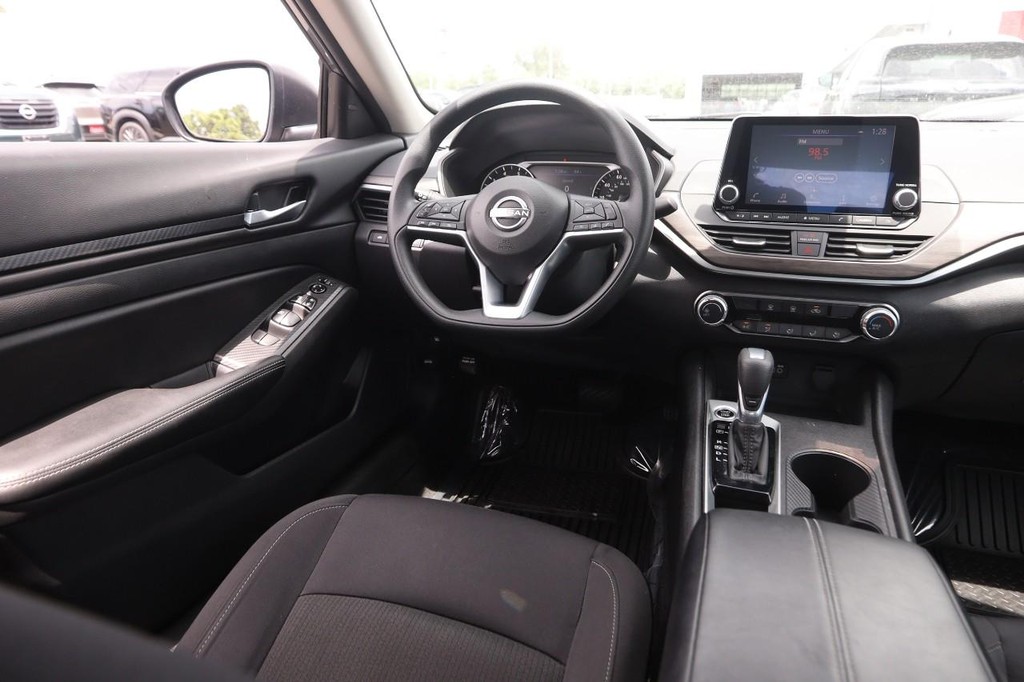 Nissan Altima Vehicle Full-screen Gallery Image 21