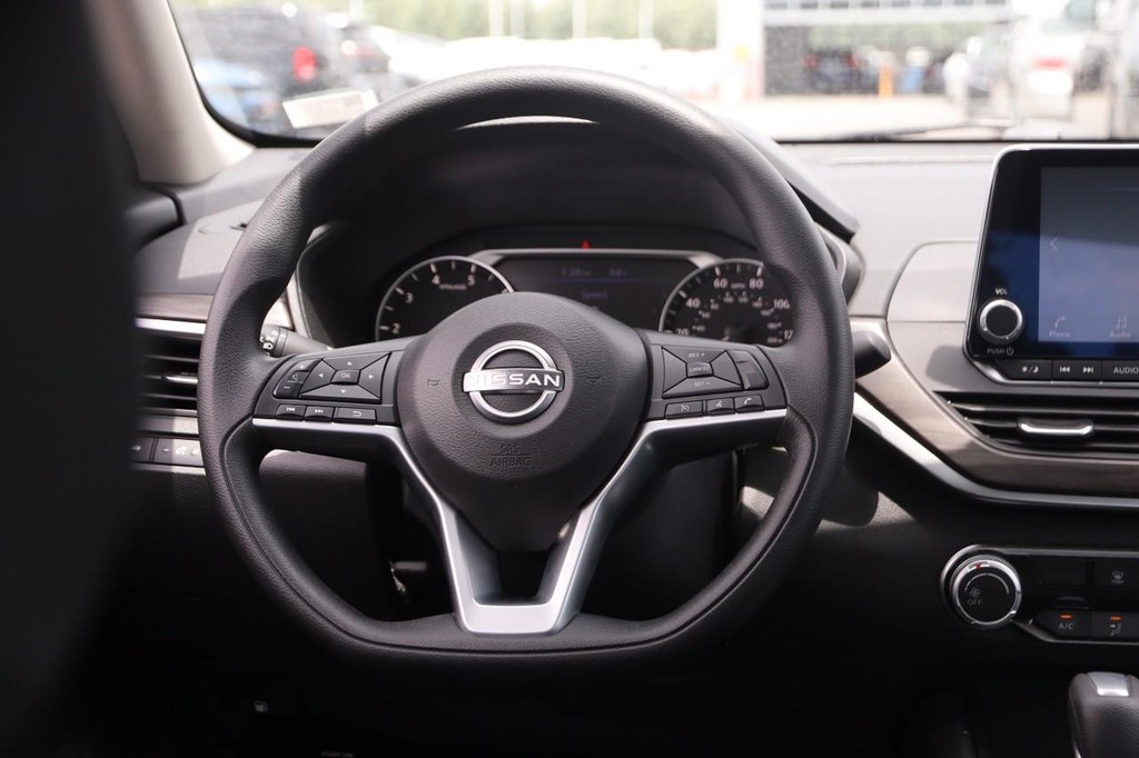 Nissan Altima Vehicle Full-screen Gallery Image 22