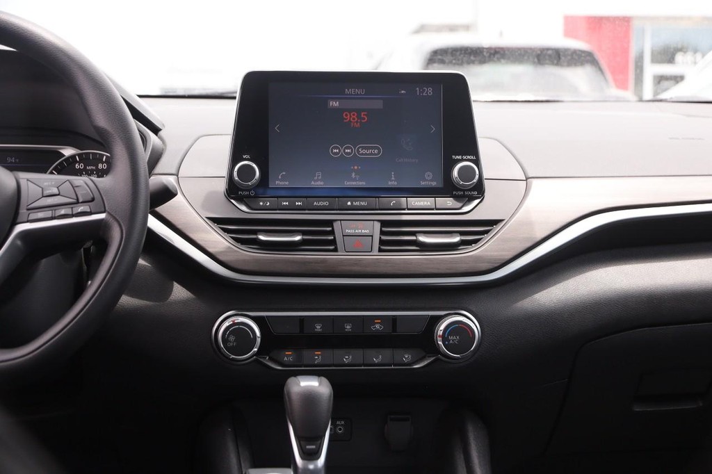 Nissan Altima Vehicle Full-screen Gallery Image 23