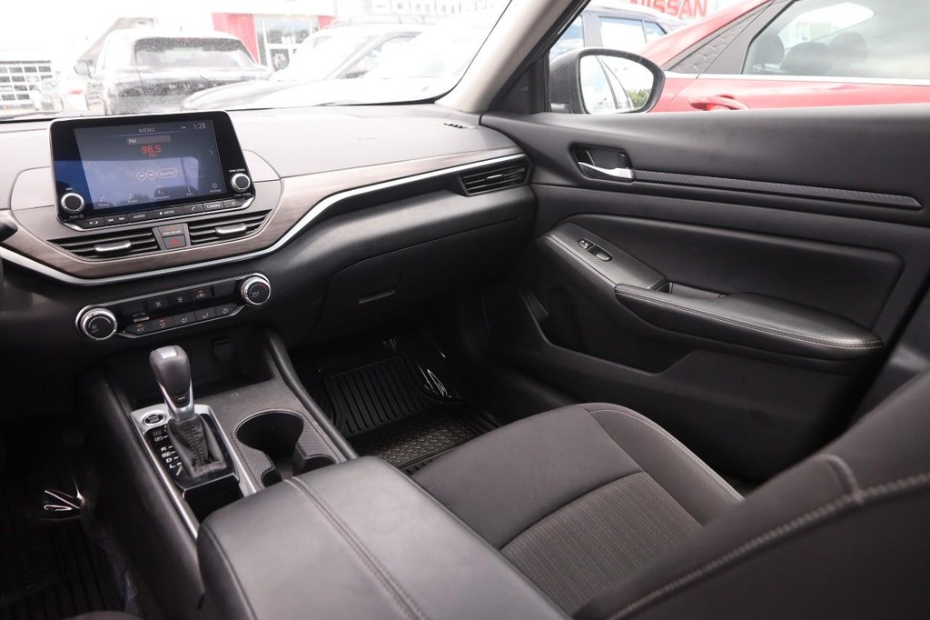 Nissan Altima Vehicle Full-screen Gallery Image 24