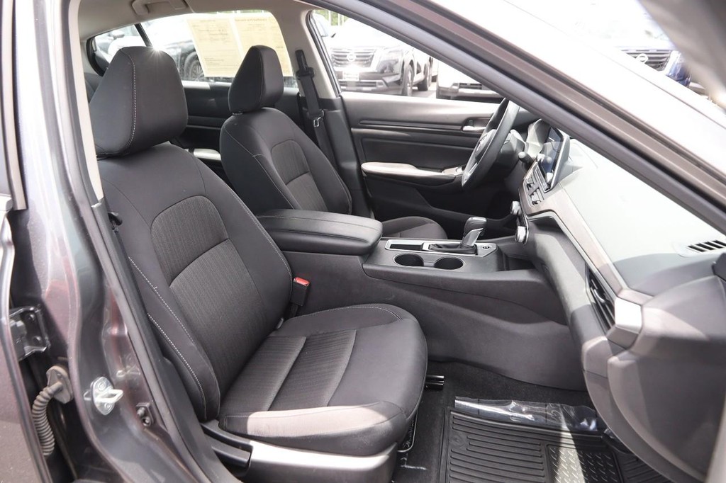 Nissan Altima Vehicle Full-screen Gallery Image 25