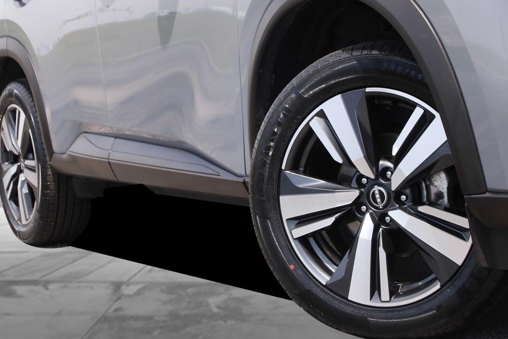 Nissan Rogue Vehicle Full-screen Gallery Image 3
