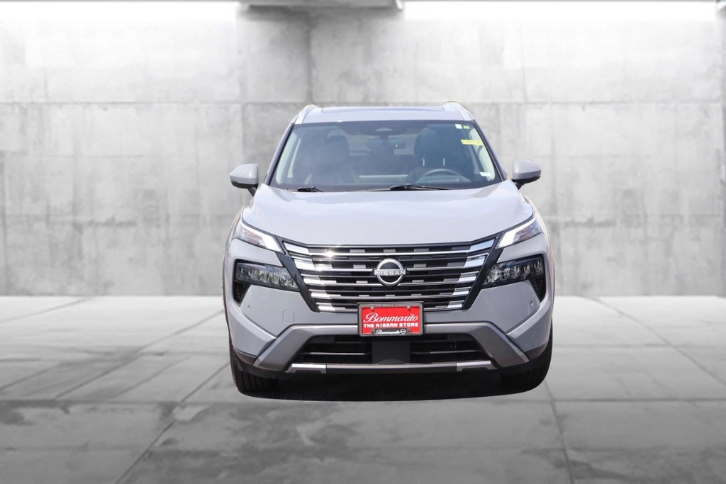 Nissan Rogue Vehicle Full-screen Gallery Image 4