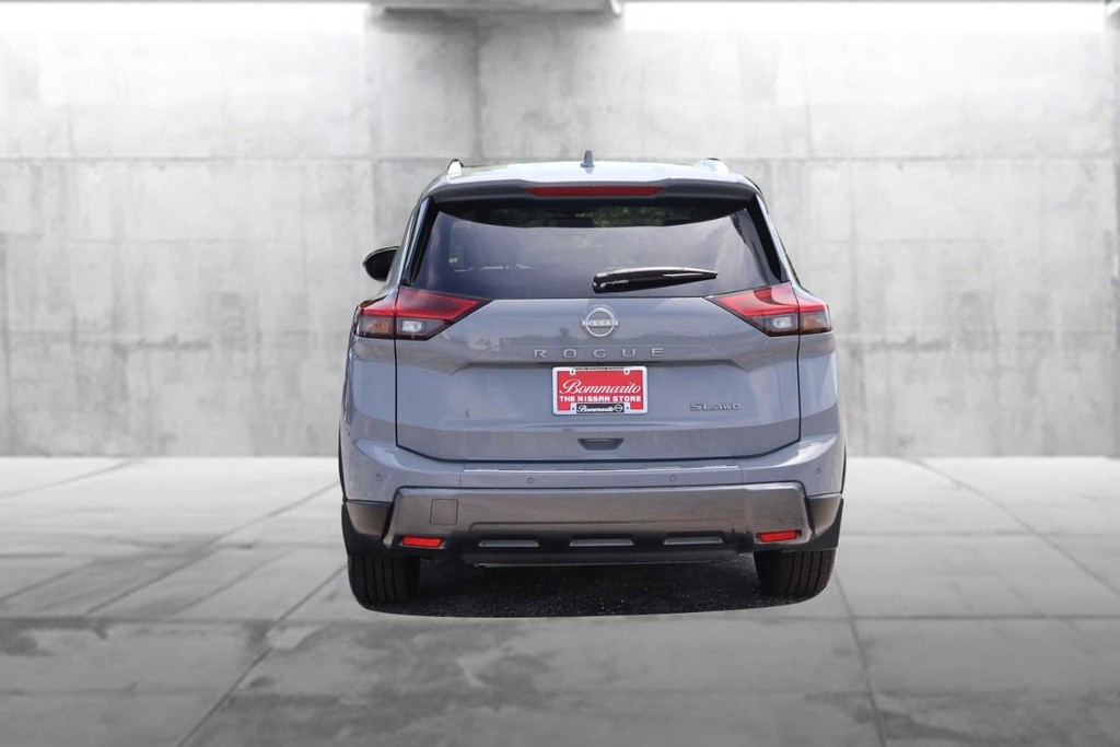 Nissan Rogue Vehicle Full-screen Gallery Image 6