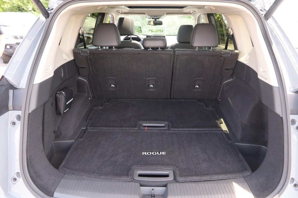 Nissan Rogue Vehicle Full-screen Gallery Image 7