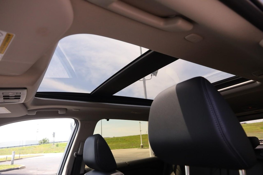 Nissan Rogue Vehicle Full-screen Gallery Image 9