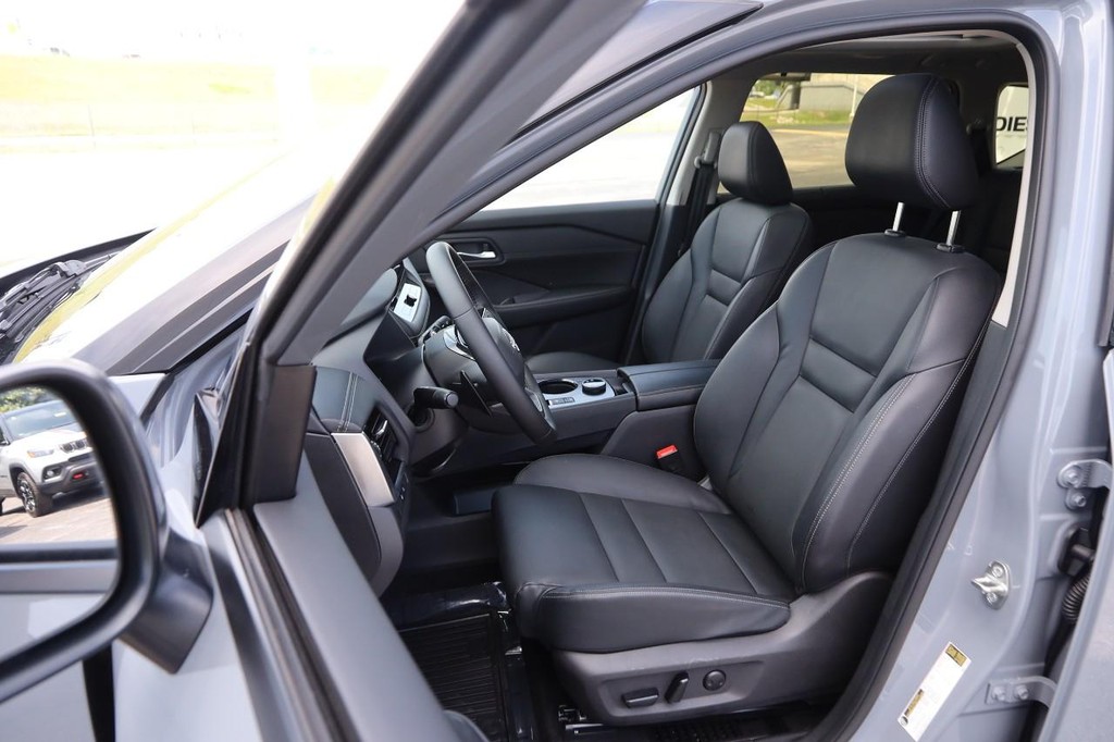 Nissan Rogue Vehicle Full-screen Gallery Image 10