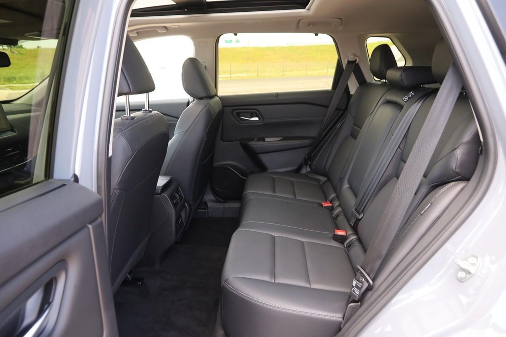 Nissan Rogue Vehicle Full-screen Gallery Image 11