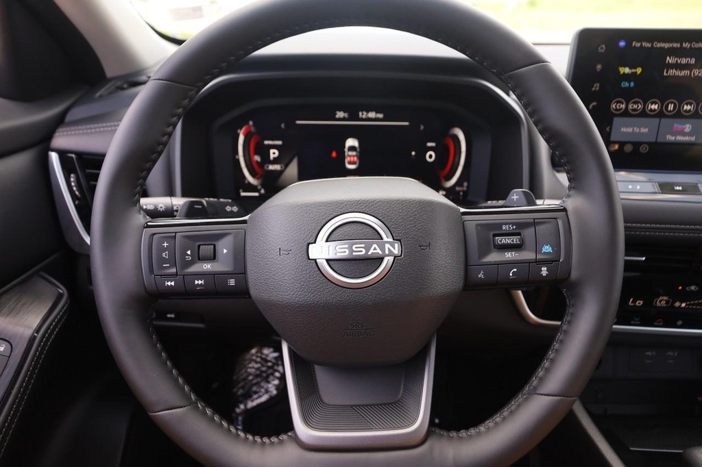 Nissan Rogue Vehicle Full-screen Gallery Image 12