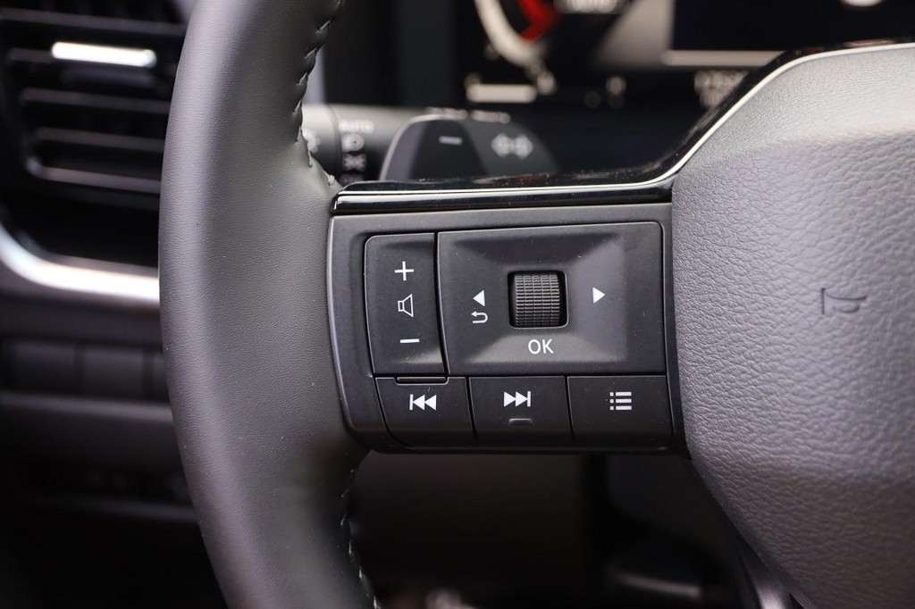 Nissan Rogue Vehicle Full-screen Gallery Image 13